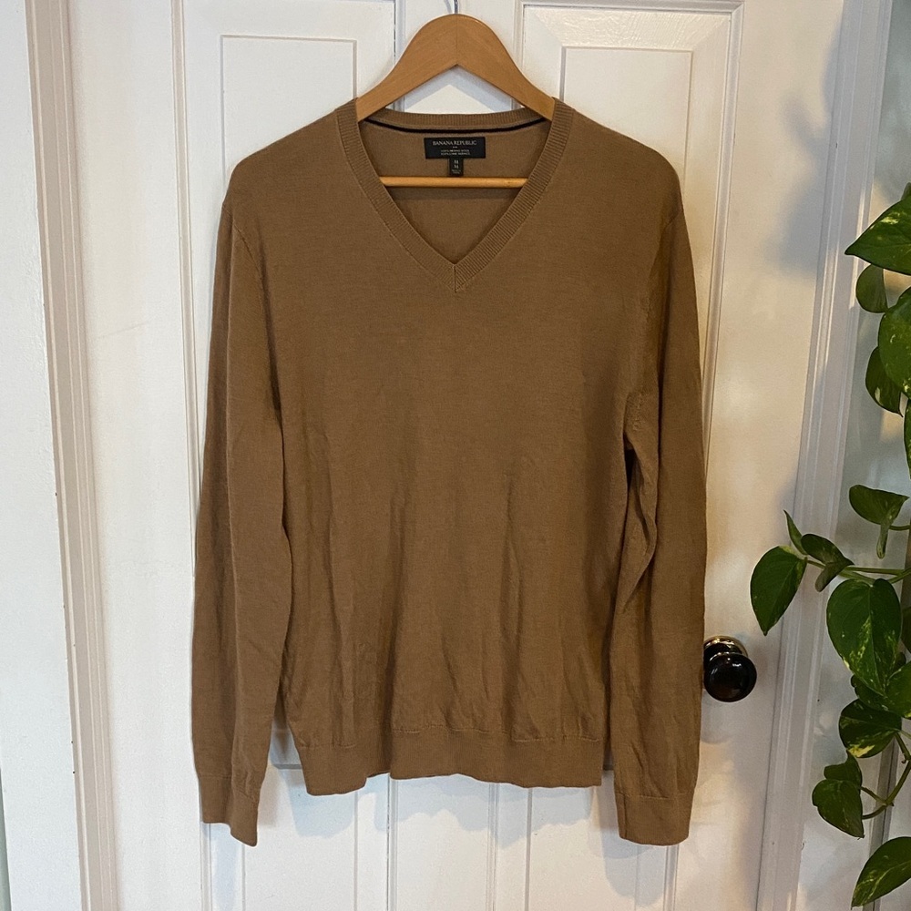 Banana Republic Men's Merino Wool 100% Tan V-Neck Sweater Minimalist Neutral